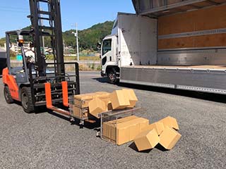 フォークリフト作業中の荷物の滑落