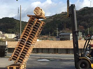 フォークリフトの水平が分からない事による事故