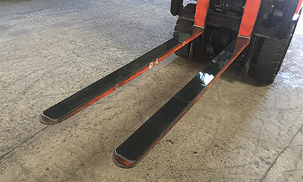 フォークリフト作業時、金属製・樹脂製パレットの滑りを大幅に軽減し、荷扱い時の安全性を高めます！